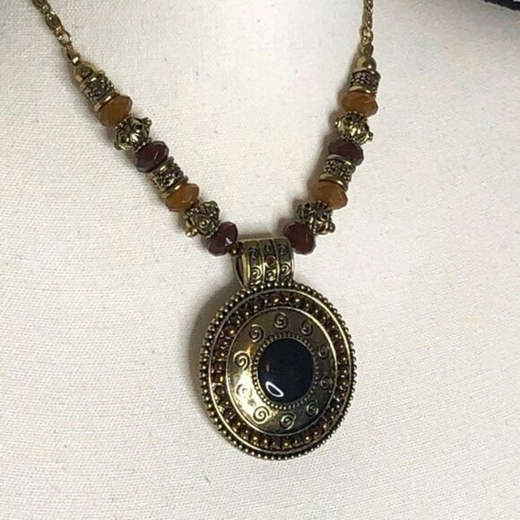 KC Beautiful Medallion Necklace! - Picture 1 of 10